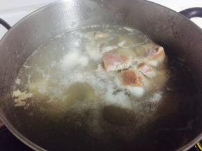 放入清水中绰去血水和浮沫，洗净沥干水分