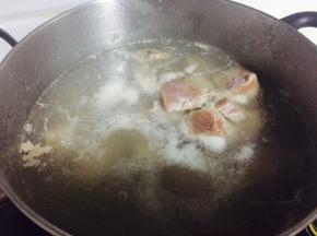 放入清水中绰去血水和浮沫，洗净沥干水分