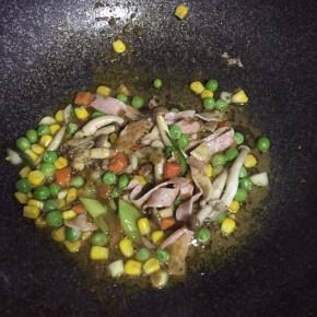 调入盐、酱油、糖继续翻炒