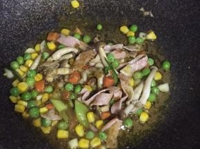 调入盐、酱油、糖继续翻炒