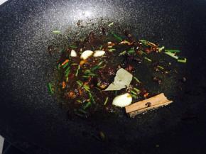 加入桂皮、花椒等翻炒均匀