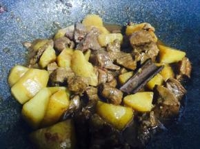 炖至土豆变熟，大火收汁，盛盘