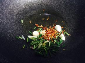 锅内倒油，下葱姜蒜辣椒爆香