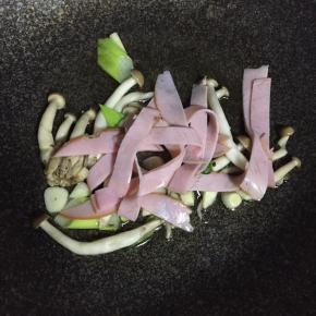 加入火腿片翻炒