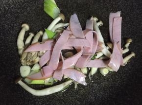 加入火腿片翻炒