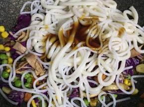 倒适量蚝油