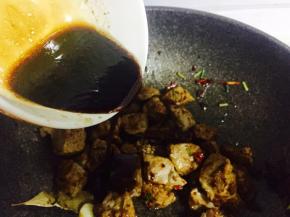 加入调好的调料汁