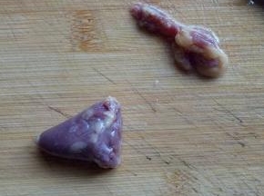 鸡心首先把鸡心头切掉。