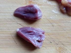 再把鸡心一切二。依次做完。