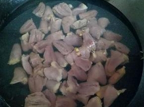 把将鸡心焯水，冷水下锅，水开后即可捞出。冷水冲洗干净。