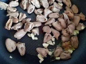 热锅冷油，加入葱姜蒜炒香。再加入鸡心煸炒，加一勺料酒，生抽，耗油煸炒。