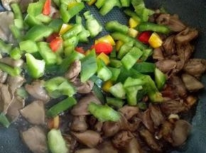 再加入切好的彩椒煸炒均匀即可出锅。根据个人调味。