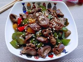 装盘撒上熟白芝麻。