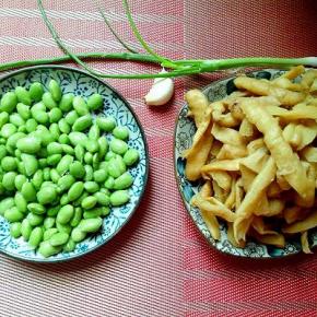 准备食材，毛豆前几天买的，没吃完，剩下的剥好，速冻起来，吃的时候取出来，和新鲜的一样哈。萝卜干提前冷水泡15分钟。葱蒜去皮，切碎备用。