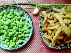 准备食材，毛豆前几天买的，没吃完，剩下的剥好，速冻起来，吃的时候取出来，和新鲜的一样哈。萝卜干提前冷水泡15分钟。葱蒜去皮，切碎备用。