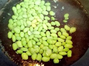 剥好的毛豆焯水，加少许盐，滴几滴油，大火烧开，加入剥好的毛豆，2-3分钟捞出立即过冷水，淋干水份备用。
