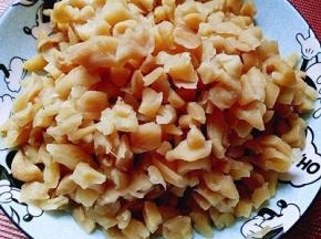 萝卜干洗干净，切丁。