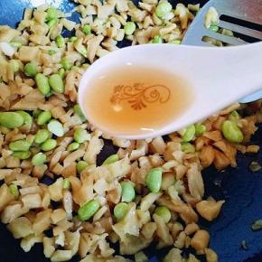 加入萝卜干煸炒，再加入料酒。