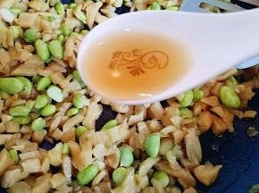 加入萝卜干煸炒，再加入料酒。