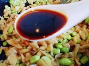 加入生抽翻炒，最后加入白砂糖，翻炒即可出锅。