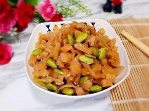 撒上熟白芝麻。