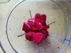 留一点小块的火龙果，最后做装饰用。其它的放入料理机，加入蜂蜜，少量水。