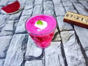 装饰个薄荷叶，火龙果奶昔特饮。(^_^)