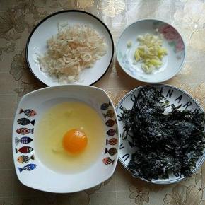 准备食材。虾皮洗干净，淋干水份。鸡蛋敲碗里。