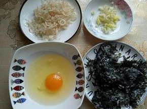 准备食材。虾皮洗干净，淋干水份。鸡蛋敲碗里。