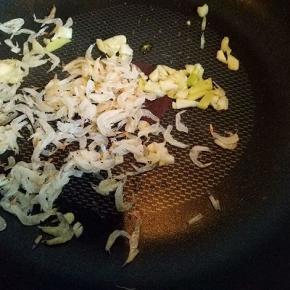 锅中加入少许油，油温7成时就去葱姜蒜煸炒出香味，再加入虾皮煸炒。