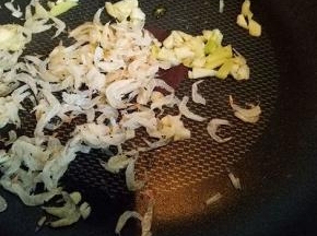 锅中加入少许油，油温7成时就去葱姜蒜煸炒出香味，再加入虾皮煸炒。
