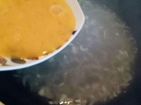 加入水，烧开后，打入蛋花，鸡蛋打散，逐渐倒入锅中，切记不要一下子将蛋液倒入锅中。