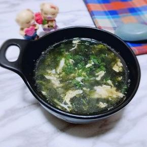 装汤碗中，撒上葱花。