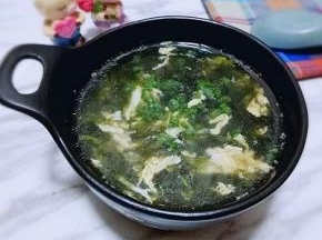 装汤碗中，撒上葱花。