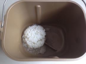 加入米饭（最好是当天煮好的米饭，放凉再使用）