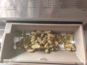 在面包机果料盒内加入提前用水泡过，并沥干水份的葡萄干
