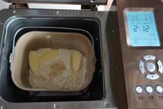 面包桶放入到面包机内，选择“大米面包”功能