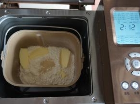 面包桶放入到面包机内，选择“大米面包”功能