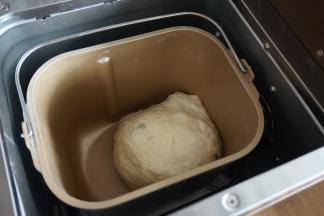 室温高的话用冰水，和面的时候可以打开面包机盖，但一定要记得在时间显示到1小时47分前盖上面包机盖。因为这时候，果料盒会自动打开，投放果料。这是和好的面团