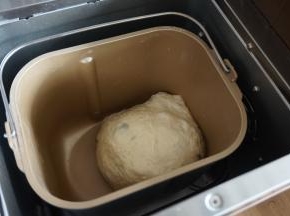 室温高的话用冰水，和面的时候可以打开面包机盖，但一定要记得在时间显示到1小时47分前盖上面包机盖。因为这时候，果料盒会自动打开，投放果料。这是和好的面团