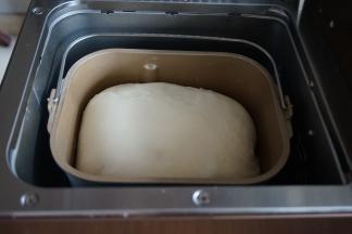 发酵结束，面包坯发酵到有八分满。（发酵的时候面包机一定要盖上盖子）