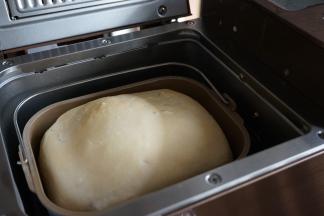 烘烤结束，立即戴上隔热手套，提起面包桶把手，将面包倒在晾架上晾凉