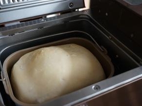 烘烤结束，立即戴上隔热手套，提起面包桶把手，将面包倒在晾架上晾凉