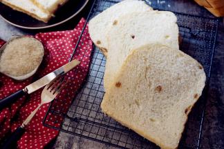 面包放凉后切片