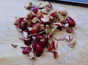 将红枣洗干净后去核，切碎。