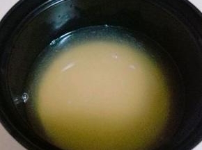 小米淘干净，加入冷水，泡30分钟。