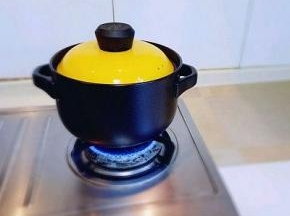 盖上盖子大火烧开后转小火慢熬，熬至小米全部开花。