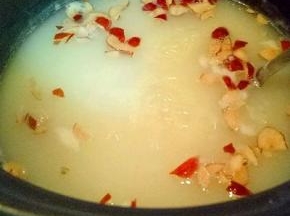 加入切碎的红枣，将红枣煮至变软。
