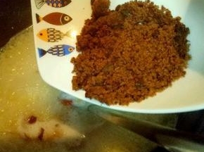 加入红糖，继续熬5分钟后关火。