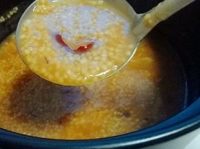 这样红糖小米粥就熬好了。